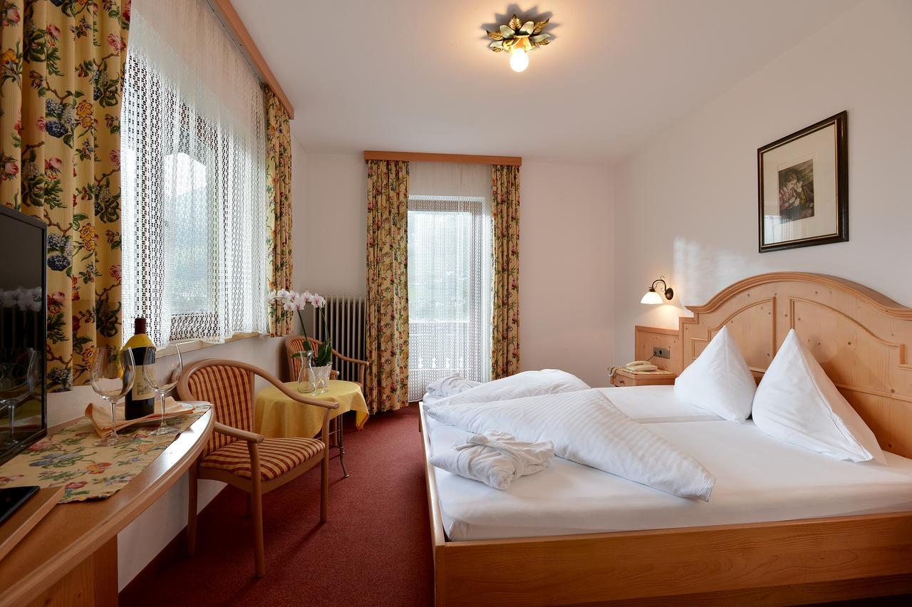 Hotel Schwarzer Adler Hippach Buitenkant foto