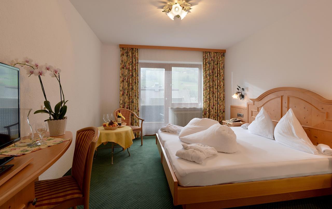 Hotel Schwarzer Adler Hippach Buitenkant foto